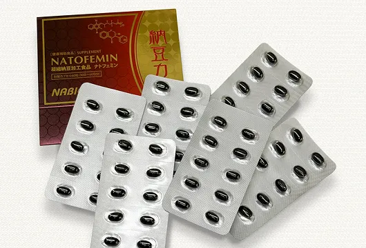 ナトフェミンの画像。黒いカプセルとナトフェミンの赤い箱。